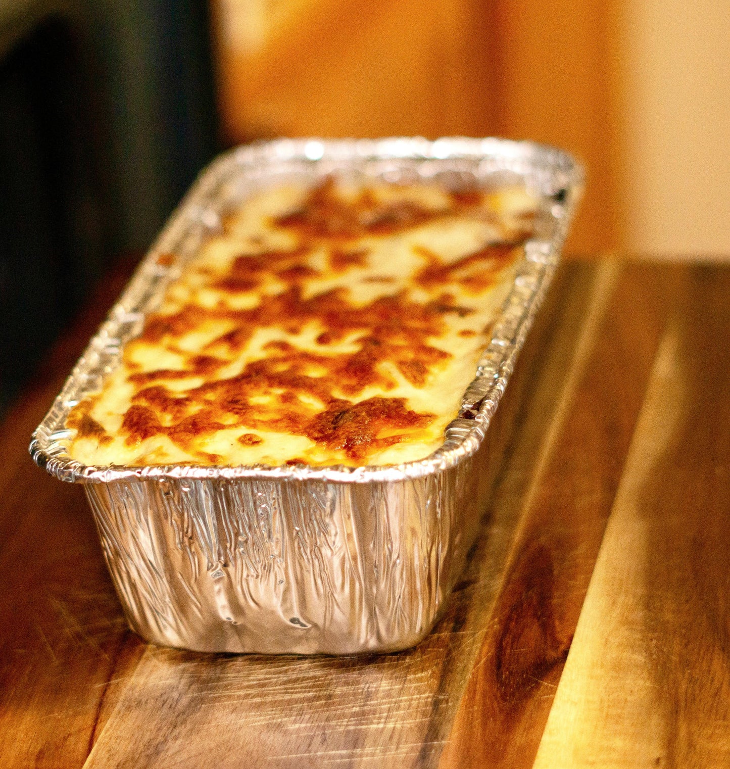 Frozen WOWSHI Makaroni Béchamel dish, showing creamy pasta with béchamel sauce in a ready-to-cook frozen food package.
